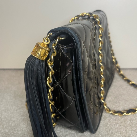 🖤🖤VINTAGE CHANEL🖤🖤 Beautiful Crossbody Torn Strap - Picture 3 of 8